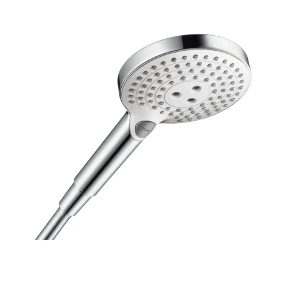Nahaufnahme einer Hansgrohe Raindance Select S Handbrause 120 3jet, weißer Kopf mit Chromrand und Griff, gegen einen weißen Hintergrund.